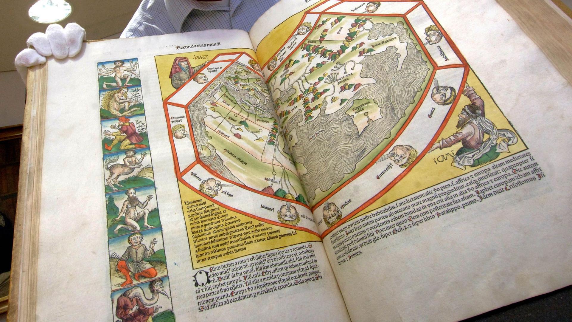 Der Leiter der Abteilung Handschriften und Sondersammlungen an der Thüringer Universitäts- und Landesbibliothek in Jena, Joachim Ott, zeigt die "Weltchronik" von Hartmann Schedel aus dem Jahr 1493.