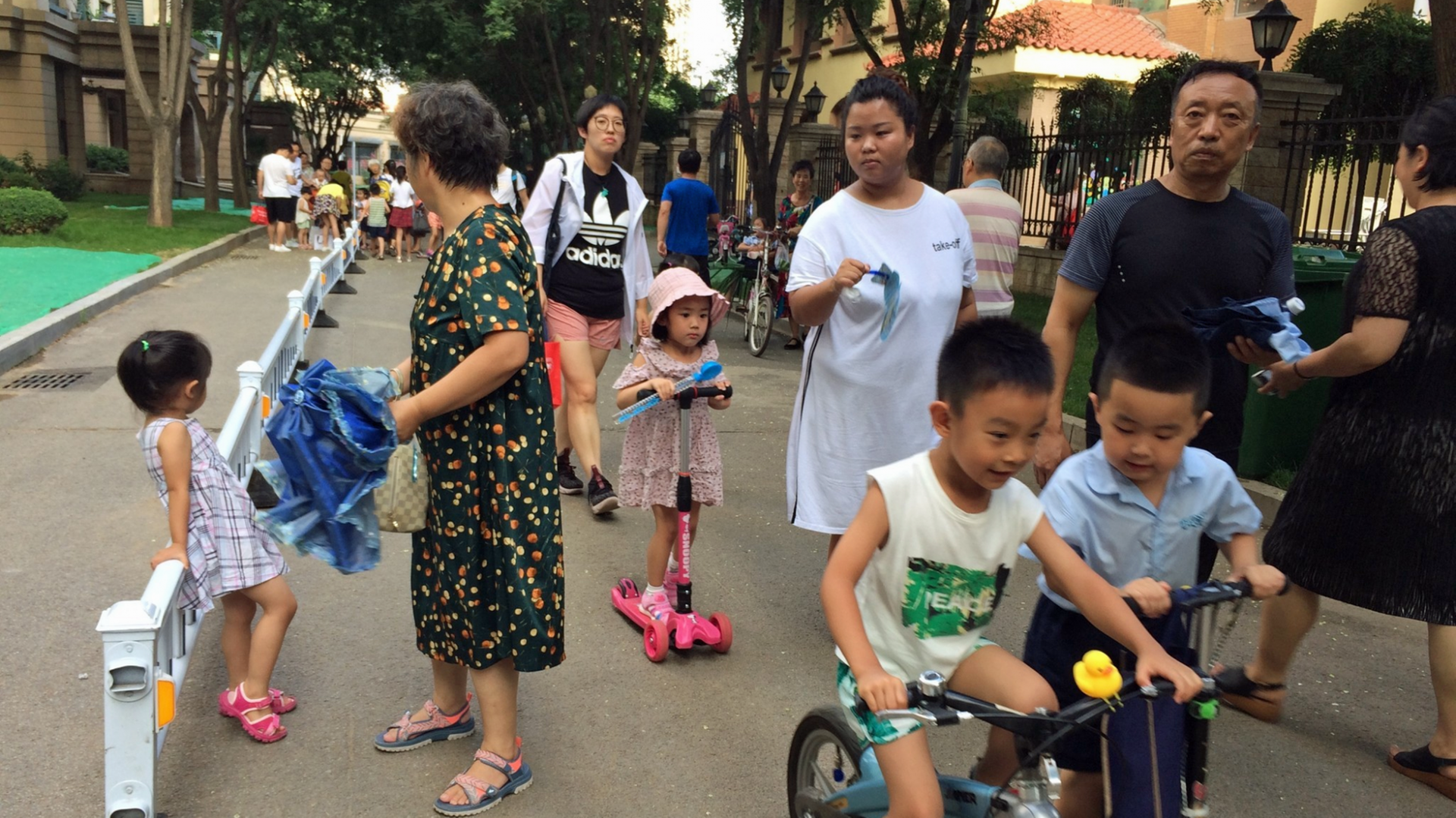 Eltern und Großeltern holen Kinder aus einem Kindergarten in in Shenyang im Nordosten Chinas ab