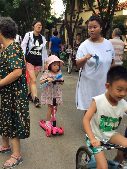 Eltern und Großeltern holen Kinder aus einem Kindergarten in in Shenyang im Nordosten Chinas ab