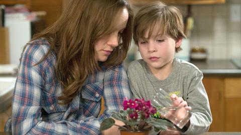 Brie Larson als Ma und Jacob Tremblay als Jack in seiner Szene des Films "Raum" ACHTUNG: Verwendung nur für redaktionelle Zwecke im Zusammenhang mit der Berichterstattung über den genannten Film und nur bei Urheber-Nennung