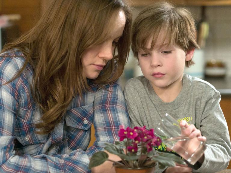 Brie Larson als Ma und Jacob Tremblay als Jack in seiner Szene des Films "Raum" ACHTUNG: Verwendung nur für redaktionelle Zwecke im Zusammenhang mit der Berichterstattung über den genannten Film und nur bei Urheber-Nennung