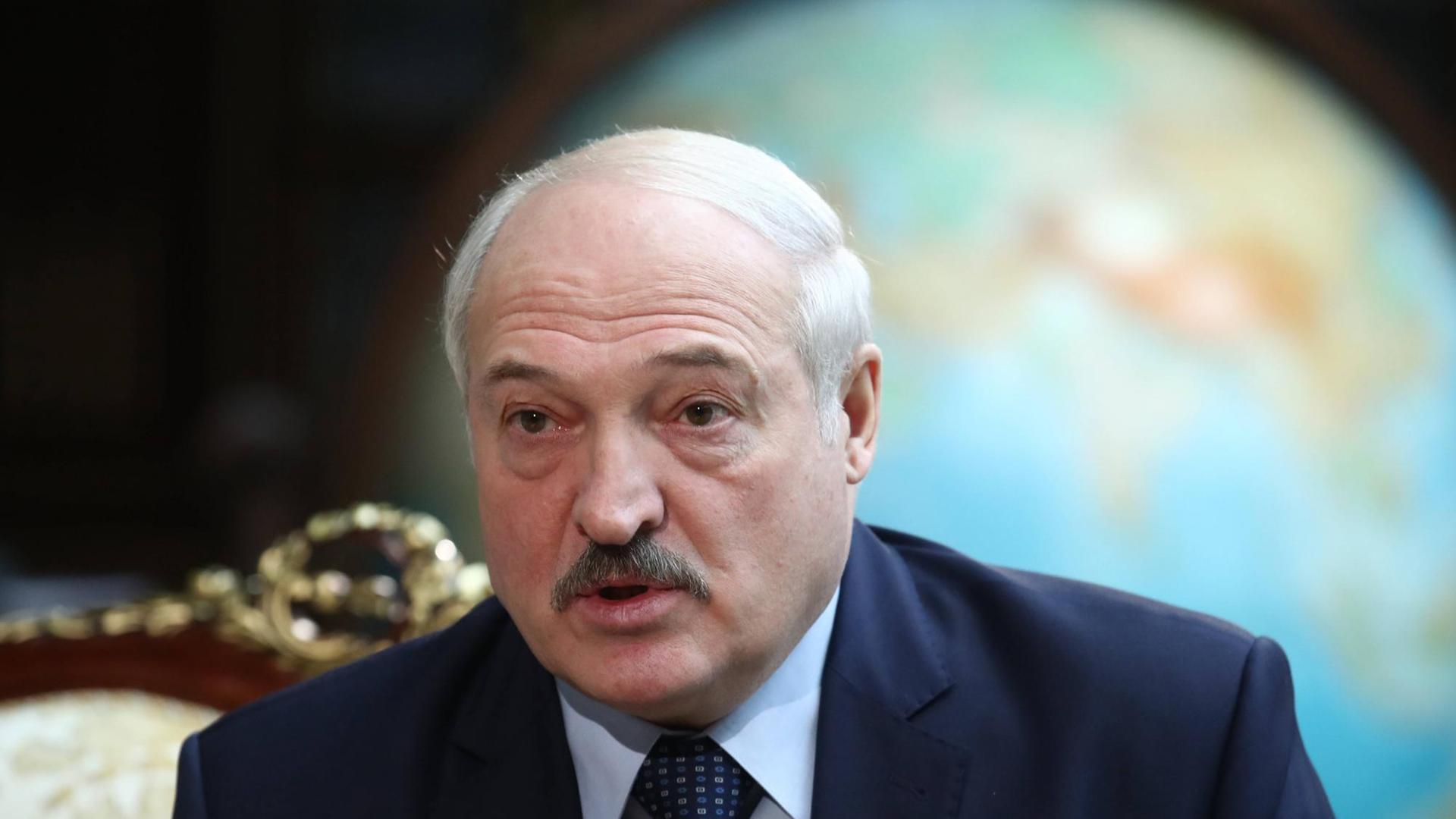 Der belarussische Machthaber Alexander Lukaschenko wurde vom Internationalen Olympischen Komitee wegen "politischer Diskriminierung" suspendiert.