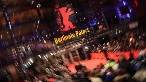 Filmfans stehen am 5.2.2015 in Berlin vor dem Berlinale Palast