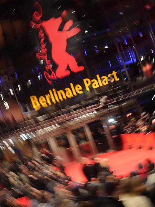 Filmfans stehen am 5.2.2015 in Berlin vor dem Berlinale Palast