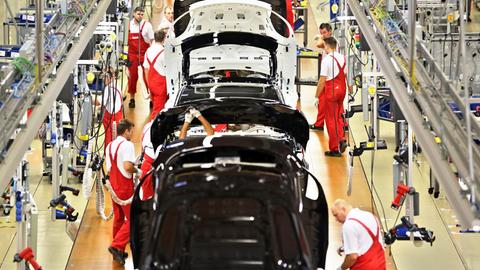 Mitarbeiter von Porsche bei der Montage im Werk in Leipzig.
