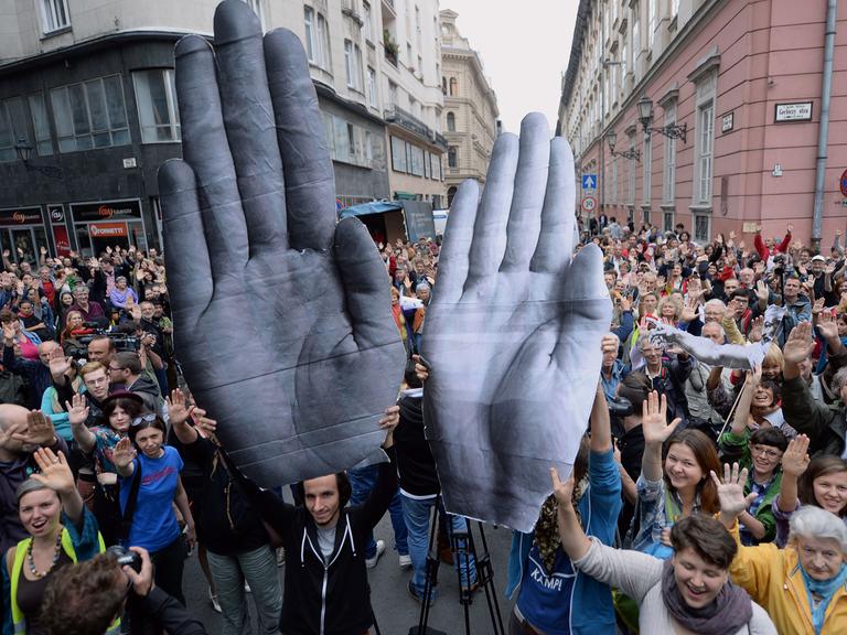 Demonstranten in Budapest machen "Stopp"-Zeichen mit ihren Händen, um gegen den Umgang der Regierung mit Nichtregierungsorganisationen zu protestieren.