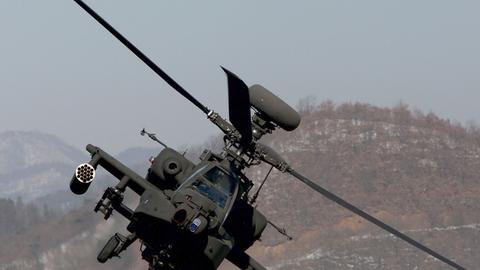 Ein US-Kampfhubschrauber vom Typ Apache AH-64