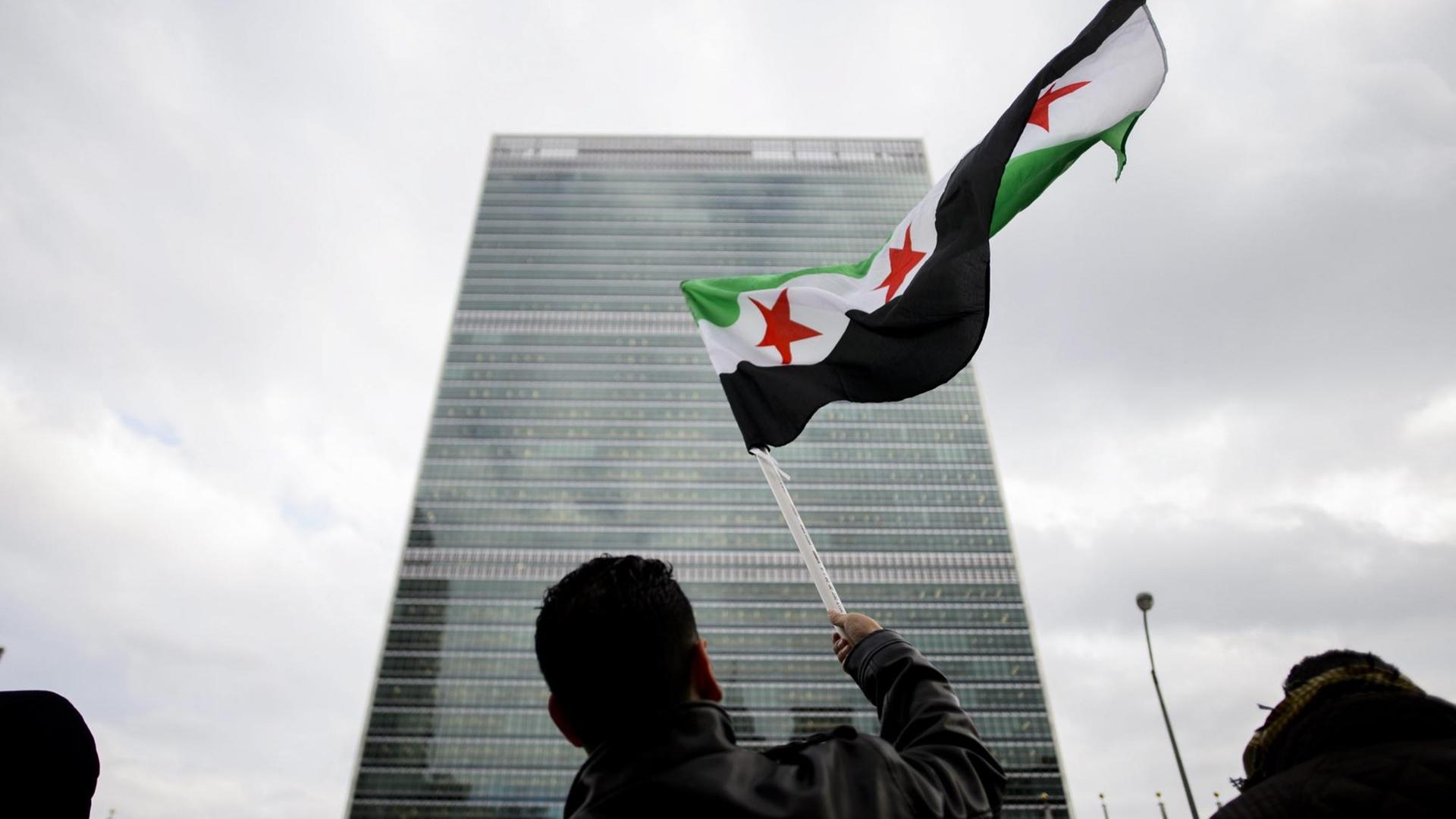 Ein Syrer schwenkt seine Flagge vor dem Hauptsitz der UNO in New York.
