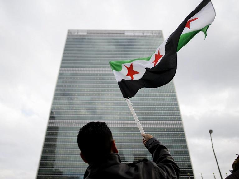 Ein Syrer schwenkt seine Flagge vor dem Hauptsitz der UNO in New York.
