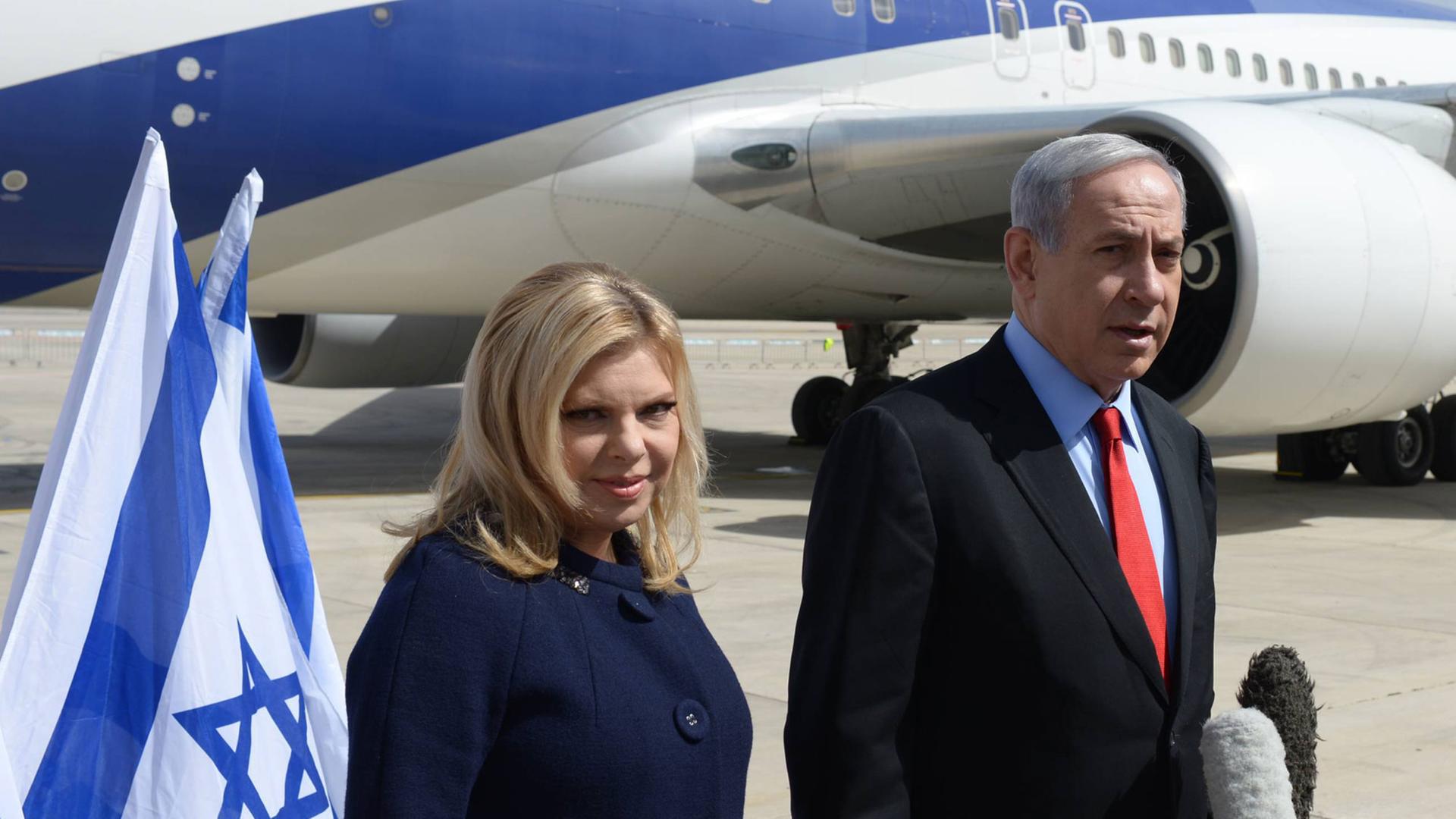 Banjamin Netanjahu mit seiner Frau Sarah vor der Abreise in die USA.