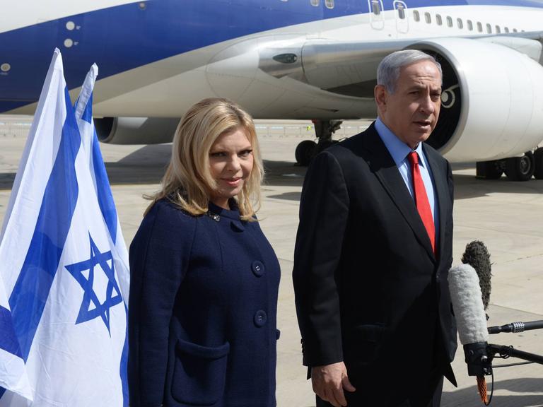Banjamin Netanjahu mit seiner Frau Sarah vor der Abreise in die USA.