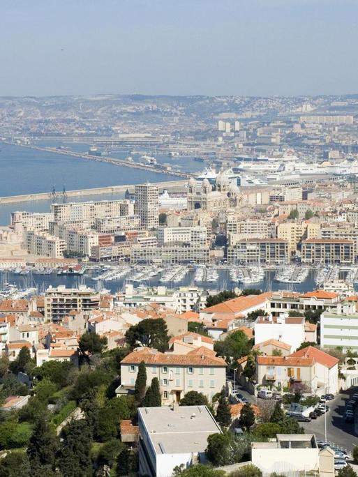 Stadtansicht von Marseille, zu erkennen ist unter anderem der Hafen und das Mittelmeer.