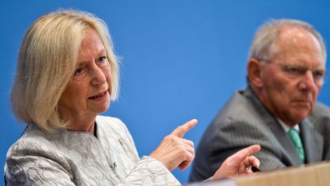Bundesbildungsministerin Johanna Wanka (CDU) spricht neben Bundesfinanzminister Wolfgang Schäuble (CDU) während einer Pressekonferenz. 