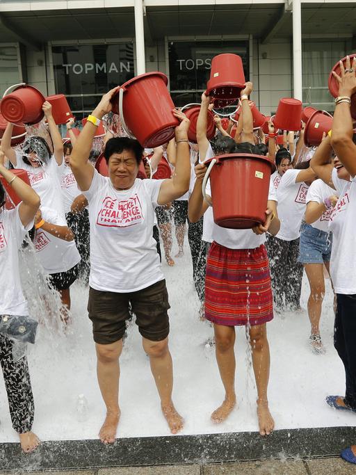 Auch in Bangkok begießen sich Menschen mit eiskaltem Wasser bei der ALS-Wohltätigkeitsaktion "Ice Bucket Challenge".