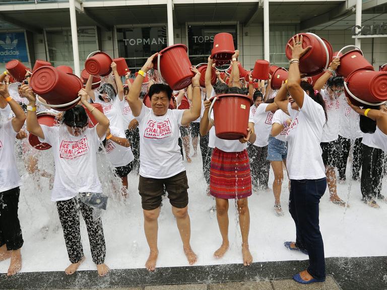 Auch in Bangkok begießen sich Menschen mit eiskaltem Wasser bei der ALS-Wohltätigkeitsaktion "Ice Bucket Challenge".