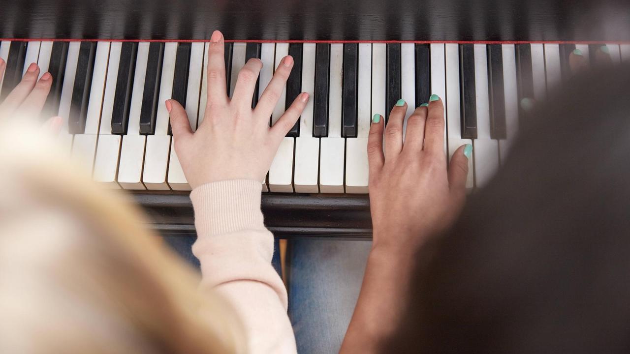 Nahaufnahme von zwei Mädchen, die Klavier spielen