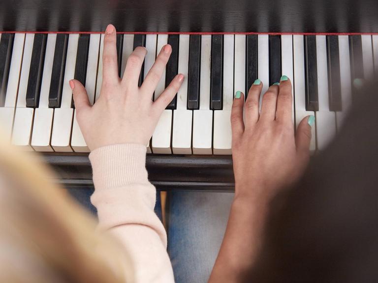 Nahaufnahme von zwei Mädchen, die Klavier spielen