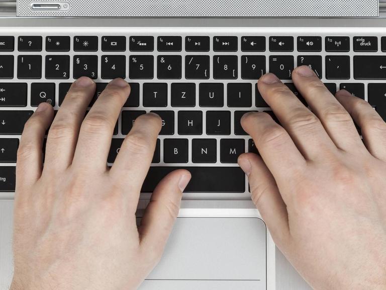Tastatur mit Händen.