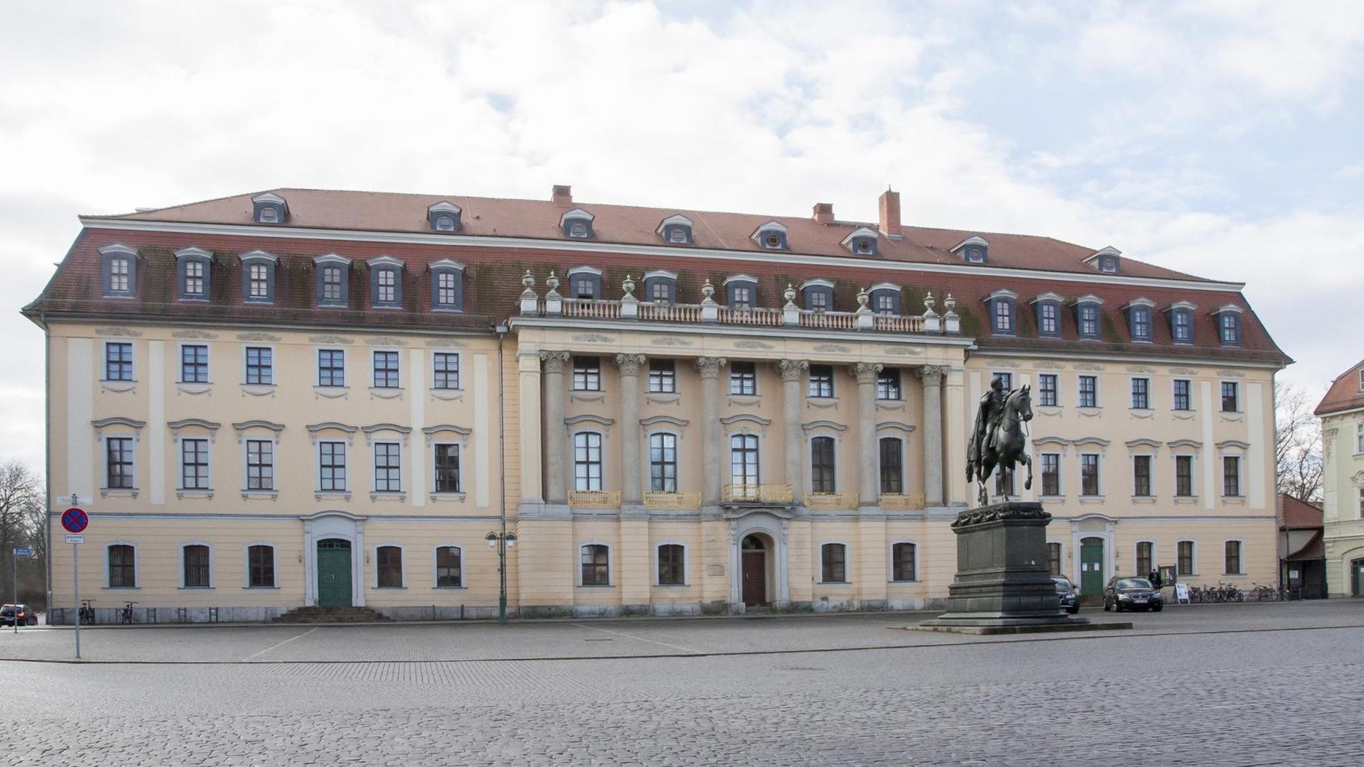 Der Sitz der Hochschule für Musik Franz List Weimar im Fürstenhaus, davor ein Reiterstandbild auf dem Platz der Demokratie