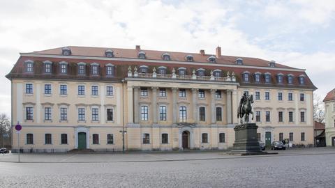 Das prächtige Fürstenhaus mit Reiterstandbild auf dem Platz der Demokratie in Weimar