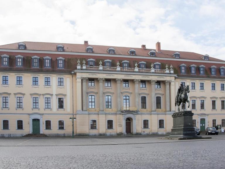 Das prächtige Fürstenhaus mit Reiterstandbild auf dem Platz der Demokratie in Weimar