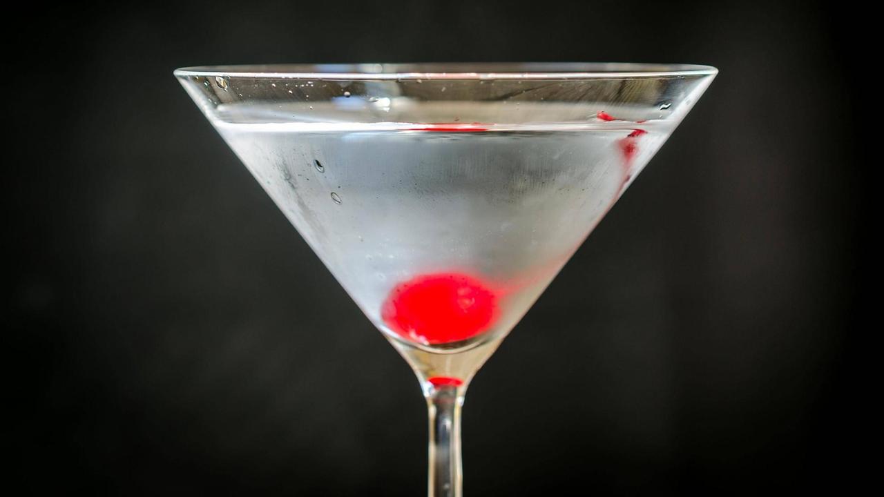 Martini-Cocktail mit einer Maraschino-Kirsche