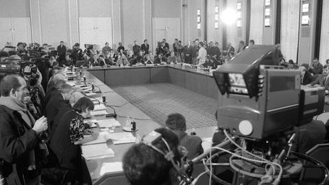 Versammlung im Januar 1990 am Zentralen Runden Tisch im Konferenzgebäude des Ministerrates der DDR