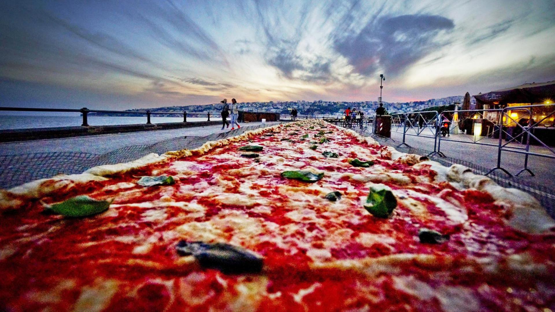 Weltrekord: eine zwei Kilometer lange Pizza in Neapel