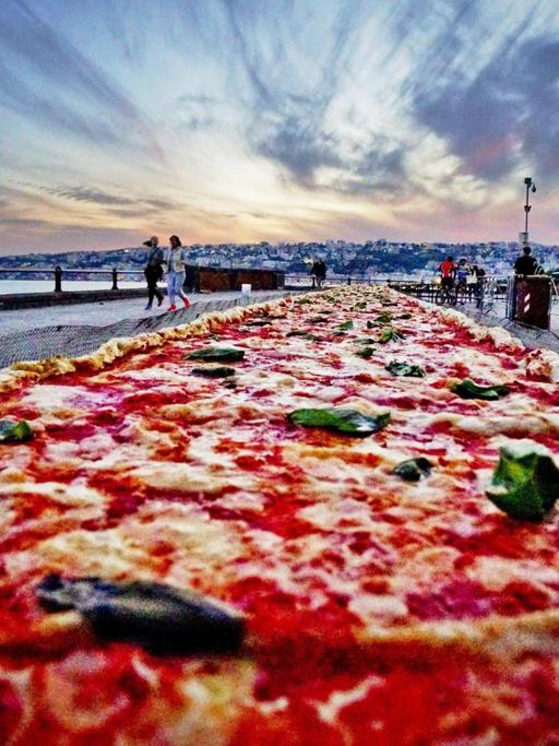 Weltrekord: eine zwei Kilometer lange Pizza in Neapel