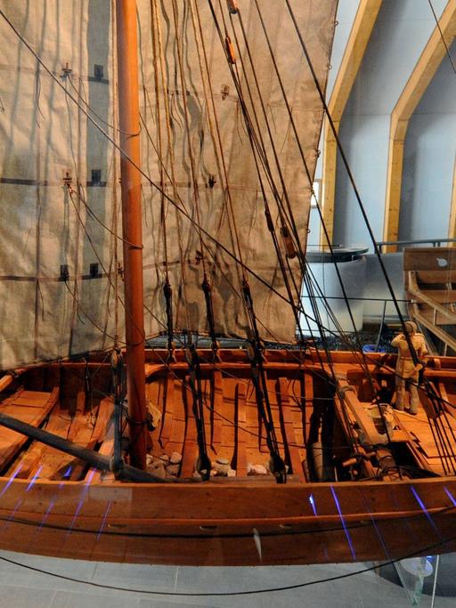 Das Modell eines Wikingerbootes hängt in den Räumen des Wikingermuseums in Haithabu in der Nähe von Schleswig. Das Modell eines Wikingerbootes hängt am 23.03.2010 in den Räumen des neu gestalteten Wikingermuseums in Haithabu in der Nähe des schleswig-holsteinischen Schleswig.