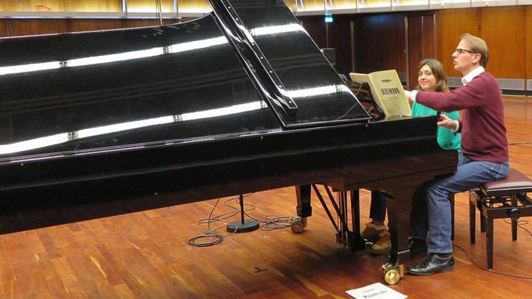 Die Pianistin Sophie Pacini und Deutschlandfunk-Redakteur Christoph Schmitz sitzen an einem Flügel im Kammermusiksaal und sprechen über Schumanns "Fantasiestücke".