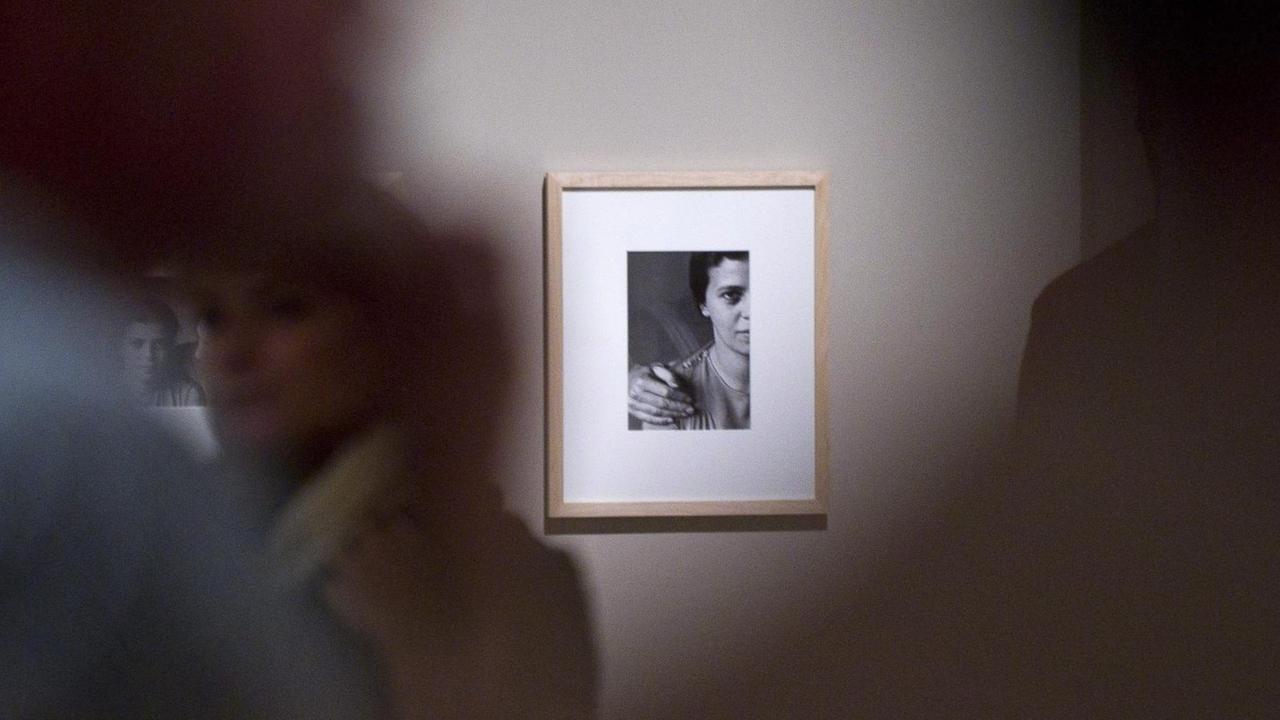 André Kertész' Foto "Elisabeth und ich" (1933) in einer Kertész-Retrospektive 2011 im ungarischen Nationalmuseum Budapest
