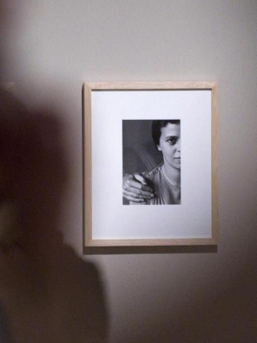 André Kertész' Foto "Elisabeth und ich" (1933) in einer Kertész-Retrospektive 2011 im ungarischen Nationalmuseum Budapest