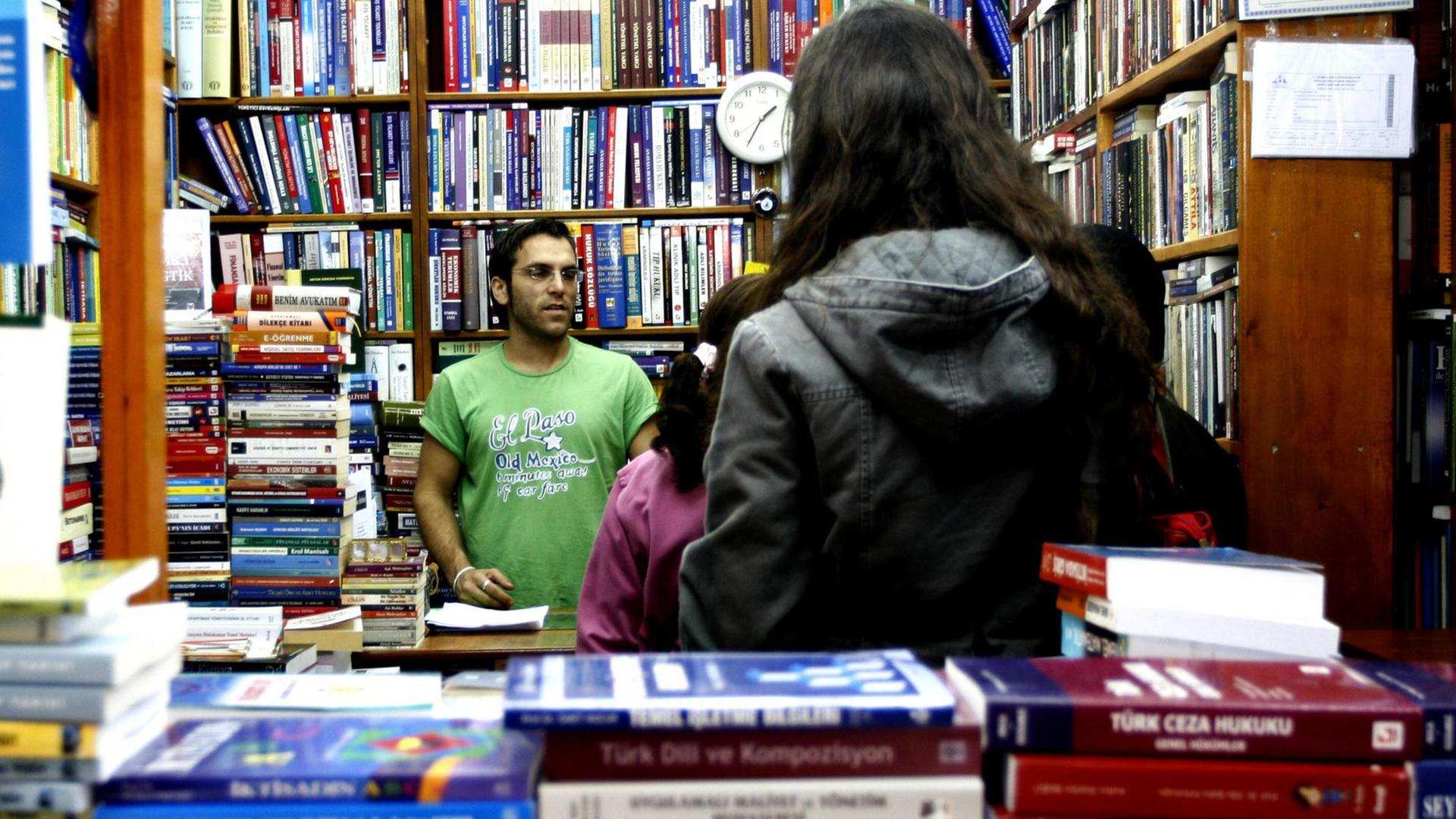 Kunden drängen sich in einem Instanbuler Buchladen.