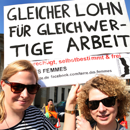 Zwei Frauen demonstrieren am Equal Pay Day in Berlin für gleiche Löhne bei Männer und Frauen.