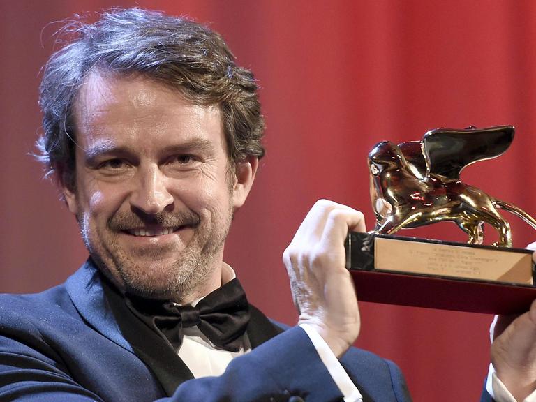Der venezolanische Regisseur Lorenzo Vigas mit dem Goldenen Löwen für sein Liebesdrama "Desde allá" (dt. "Von dort") auf der Preisverleihung der 72. Filmfestspiele in Venedig.