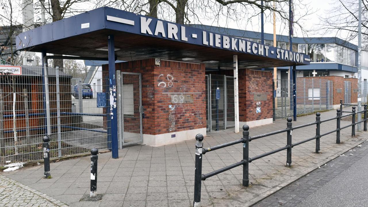 Der Eingang zum Karl-Liebknecht-Stadion in Potsdam-Babelsberg.