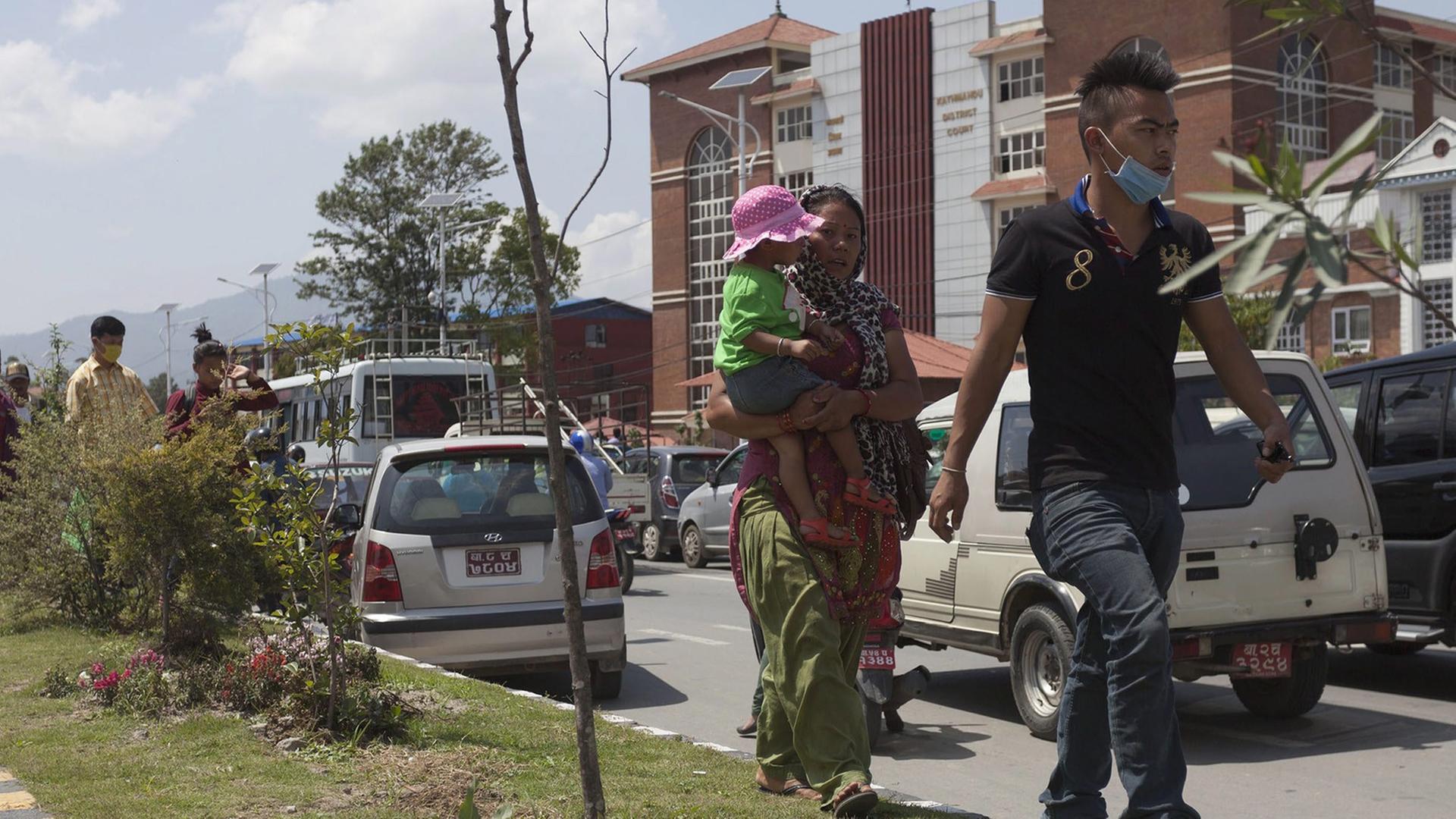 Nach einem neuen Erdbeben in Nepal verließen zahlreiche Menschen ihre Häuser.