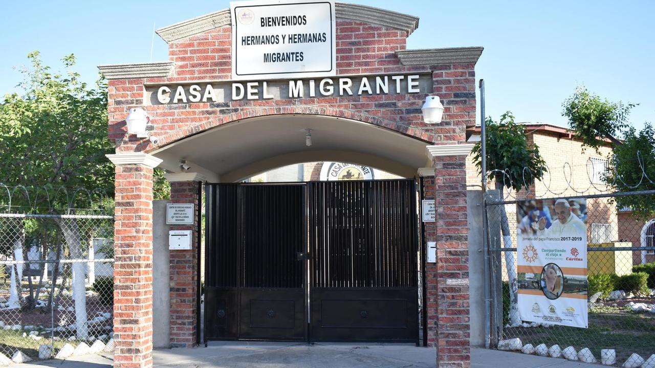 Eingangstor des Casa del Migrante - Migrantenherberge in Ciudad Juarez