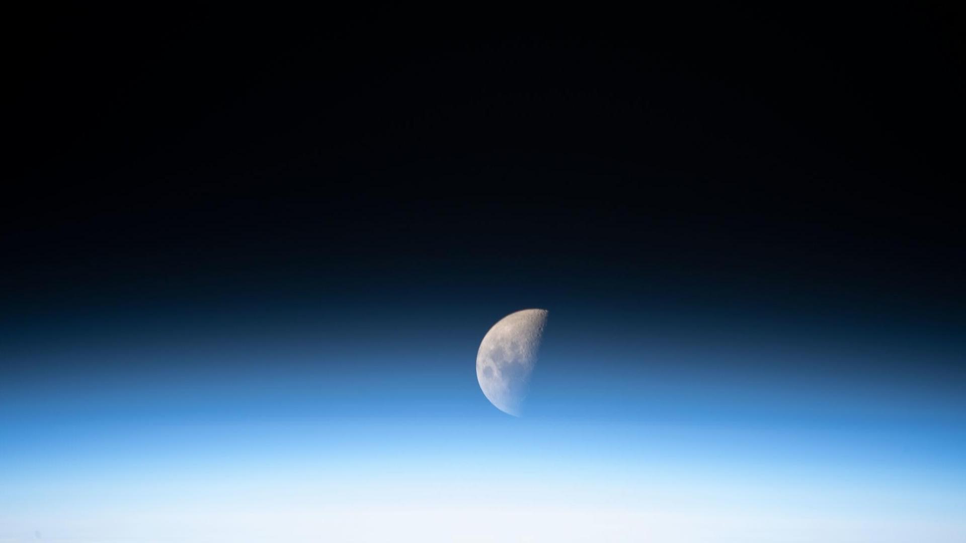 Blick auf den Mond von der internationalen Weltraumstation aus.