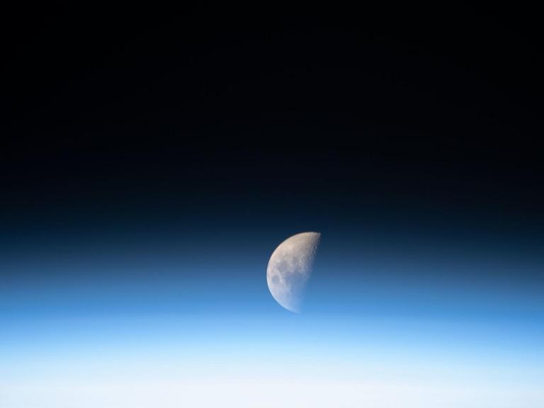 Blick auf den Mond von der internationalen Weltraumstation aus.