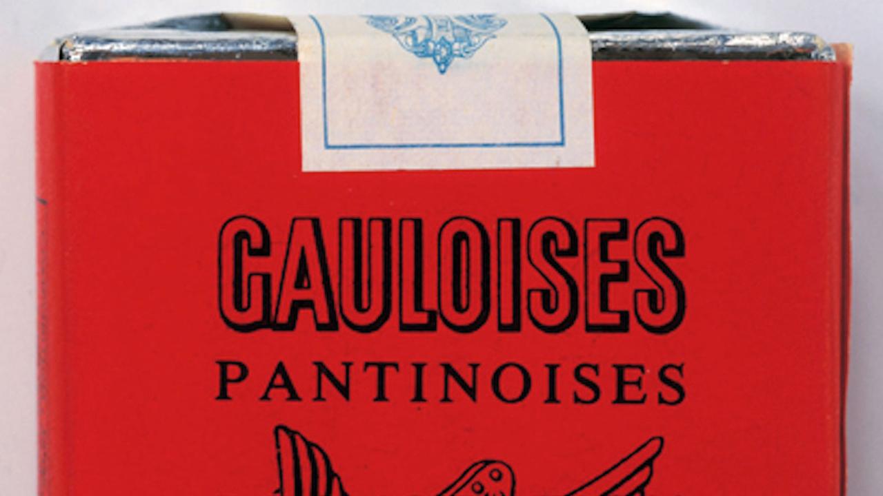 Besonders eine rote Zigarettenschachtel hat es dem Künstler Jean-Luc Moulène angetan.