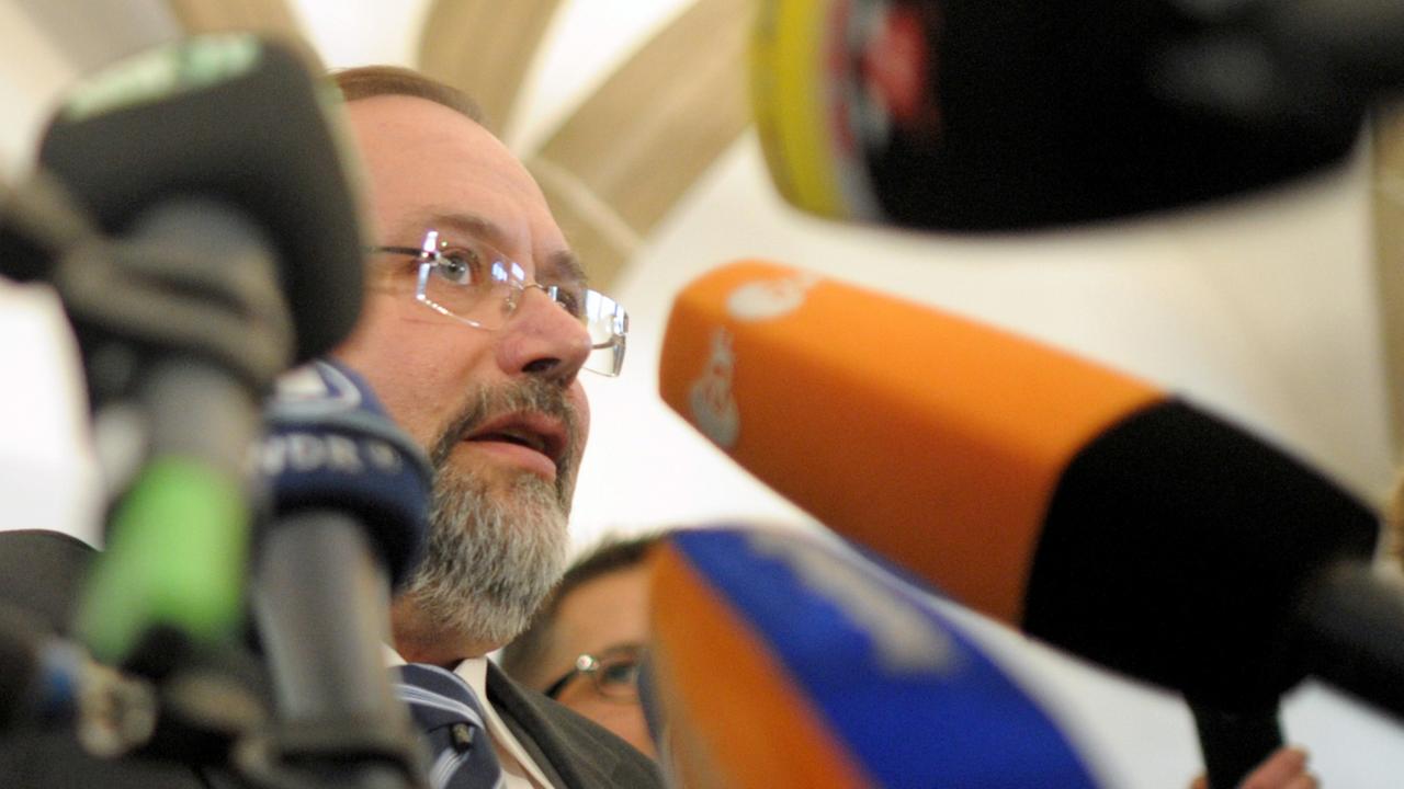 Adolf Sauerland gibt am Montag 17. Oktober 2011 in Duisburg eine Erklärung ab. Gut ein Jahr nach der Loveparade-Katastrophe steht Sauerland, CDU, damals wegen des Unglücks vor einem Abwahlverfahren.