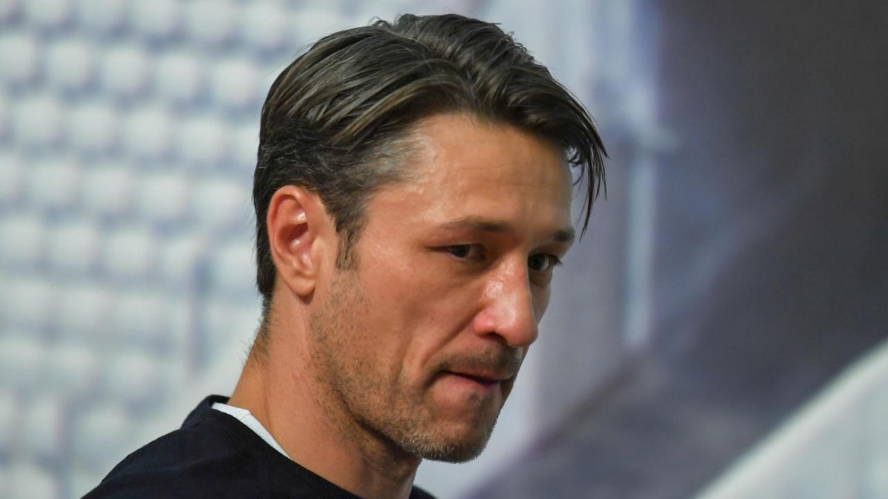 Niko Kovac, Trainer des FC Bayern, senkt nach der Niederlage gegen Borussia Mönchengladbach den Blick. 