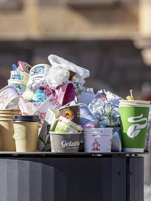 Take-away statt Restaurantbesuch. Der Außer-Haus-Verkauf während der Corona-Krise lässt die Müllberge in den Städten wachsen.
