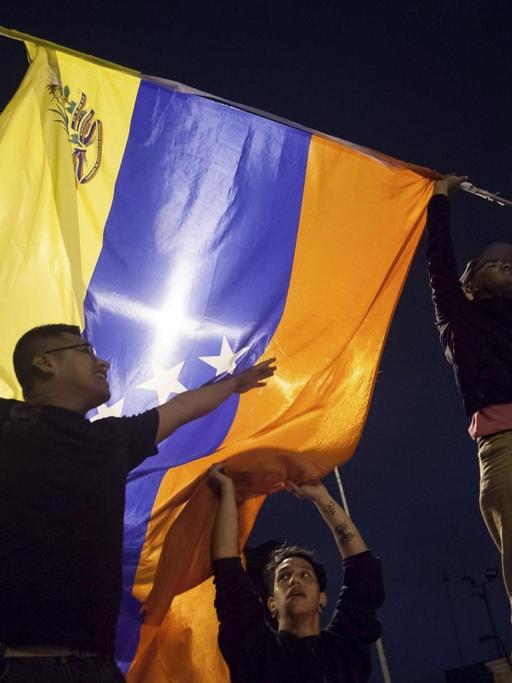Menschen feiern den Wahlsieg der Oppositionellen in Venezuela.
