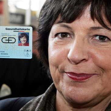 Ein Muster einer Gesundheitskarte mit ihrem Konterfei hält Bundesgesundheitsministerin Ulla Schmidt auf der CeBIT in Hannover in der Hand