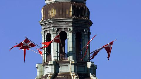 Dänische Fahnen am Turm von Schloss Christiansborg, dem Sitz des dänischen Parlaments