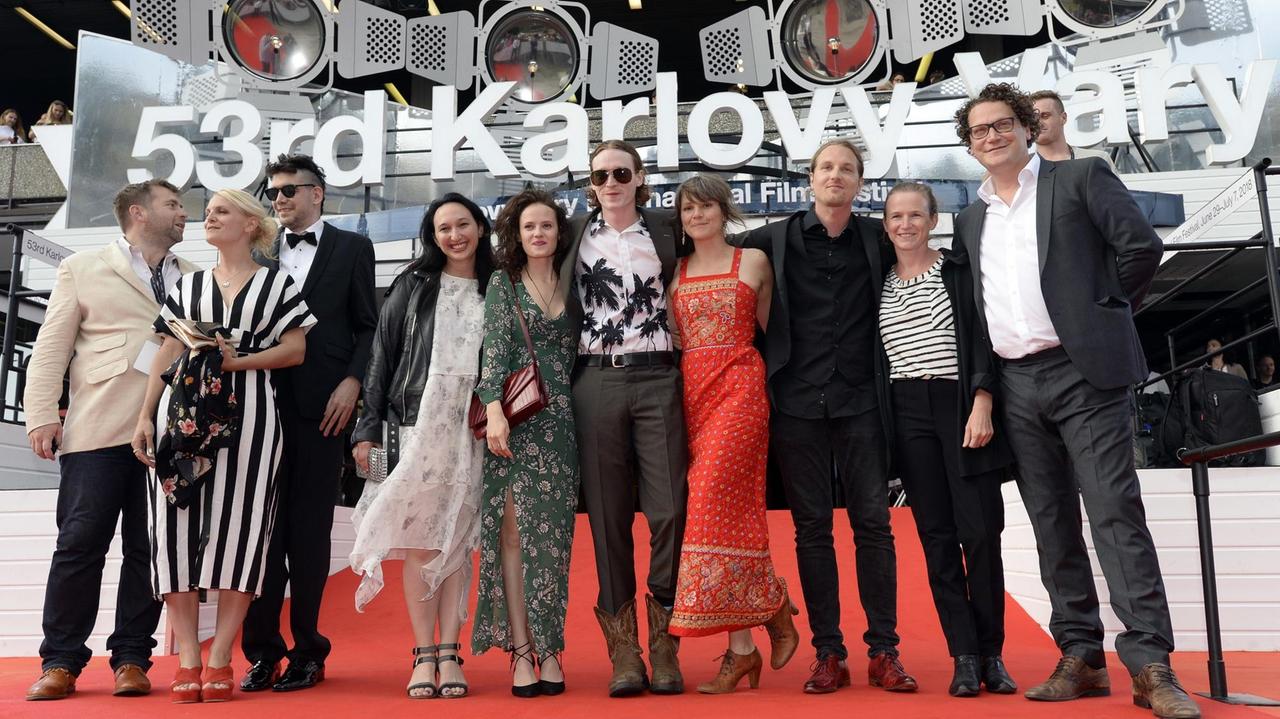 Die Schauspieler Christos Haas, Jana McKinnonpose, Caleb Landry Jones und Eleonore Hendricks sowie Regisseur Peter Brunner posieren auf dem Roten Teppich des Filmfestivals.