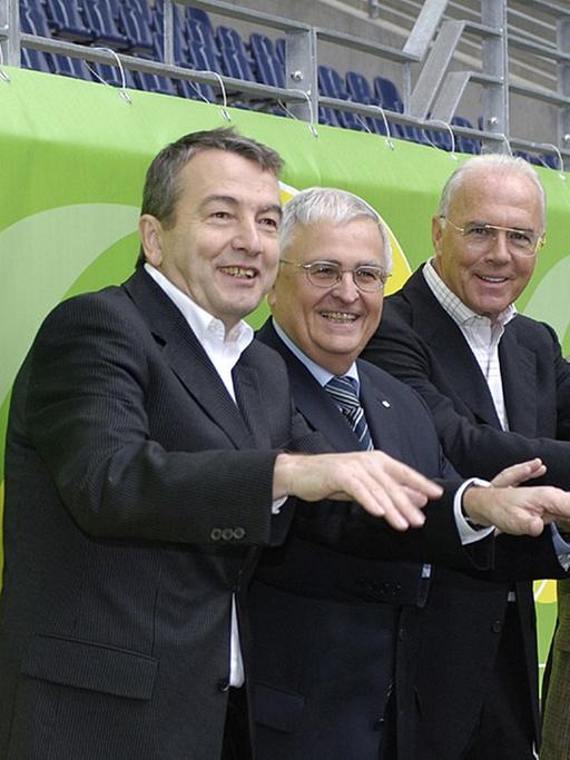 Der Vizepräsident des Organisationskomitees für die FIFA-WM 2006, Wolfgang Niersbach, DFB-Präsident Theo Zwanziger, der Präsident des Organisationskomitees für die FIFA-WM 2006, Franz Beckenbauer und DFB-Generalsekretär Horst R. Schmidt